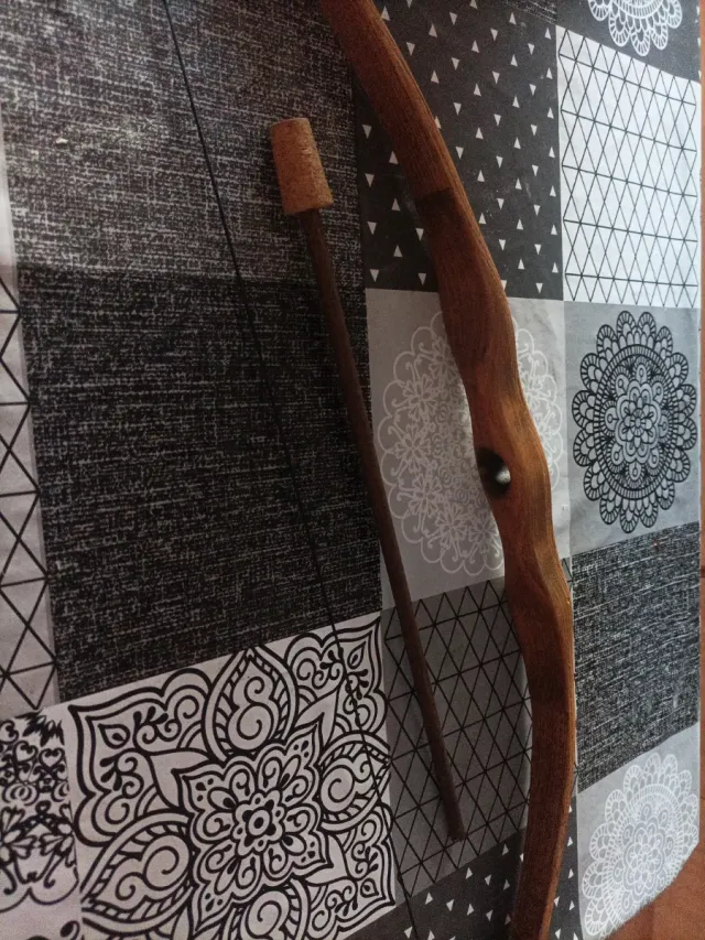 Arco y flecha de madera artesanal