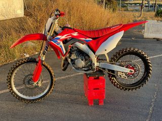 Moto de cross Honda roja