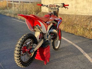 Moto de cross Honda roja