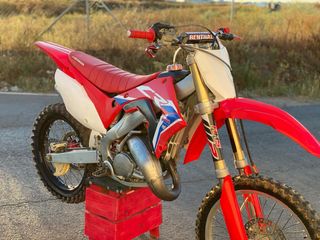 Moto de cross Honda roja