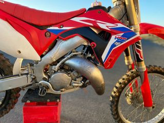 Moto de cross Honda roja