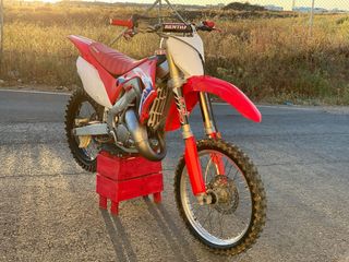 Moto de cross Honda roja