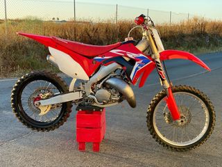 Moto de cross Honda roja