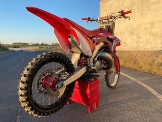 Moto de cross Honda roja