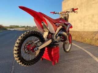 Moto de cross Honda roja