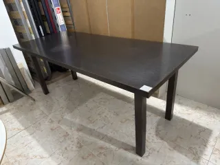 Mesa de comedor de madera oscura
