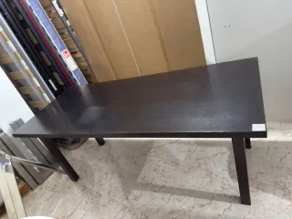 Mesa de comedor de madera oscura
