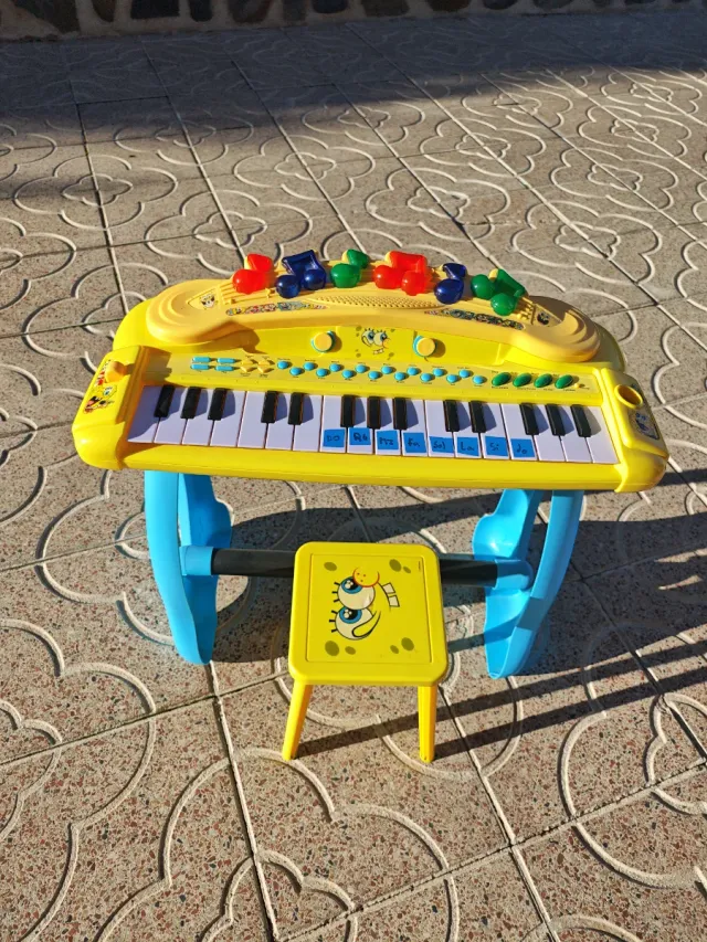 Piano infantil Bob Esponja con taburete