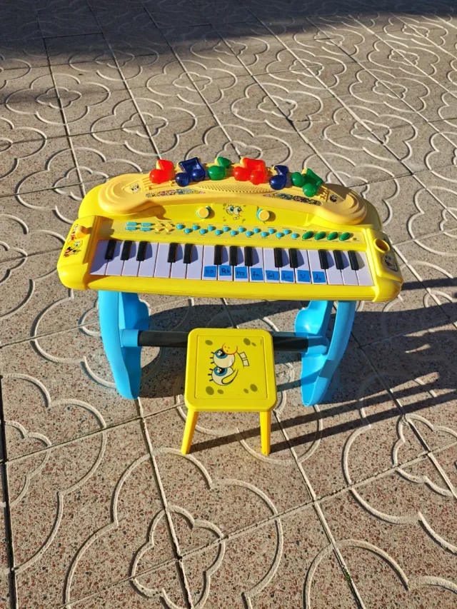 Piano infantil Bob Esponja con taburete