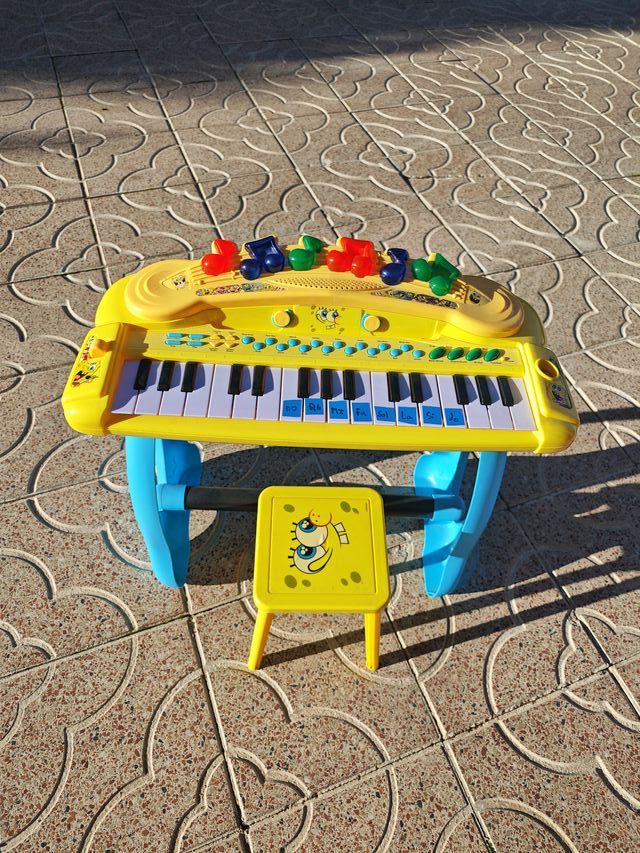 Piano infantil Bob Esponja con taburete