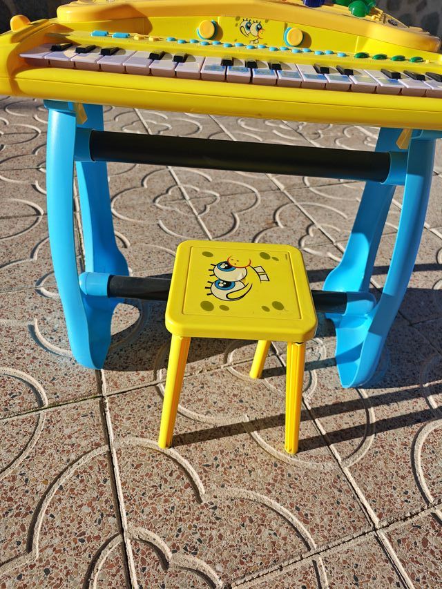 Piano infantil Bob Esponja con taburete