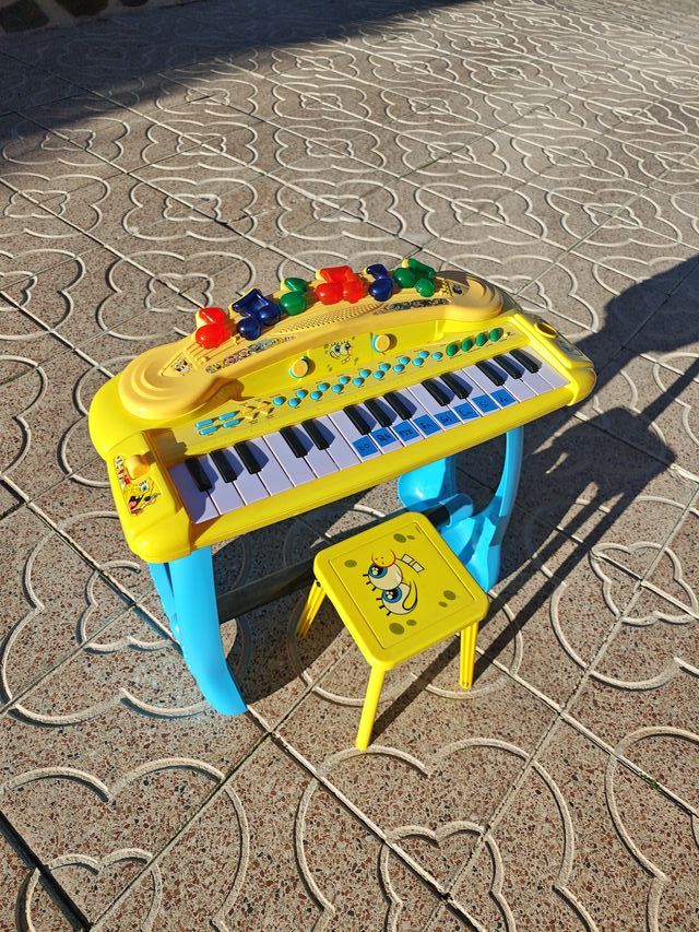 Piano infantil Bob Esponja con taburete