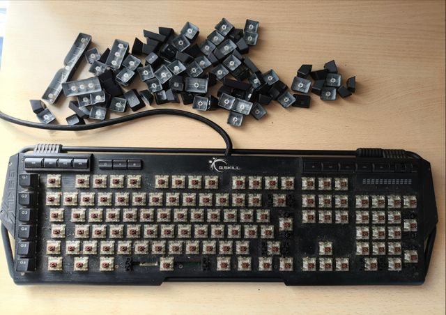 Teclado G.Skill KM780 RGB Averiado