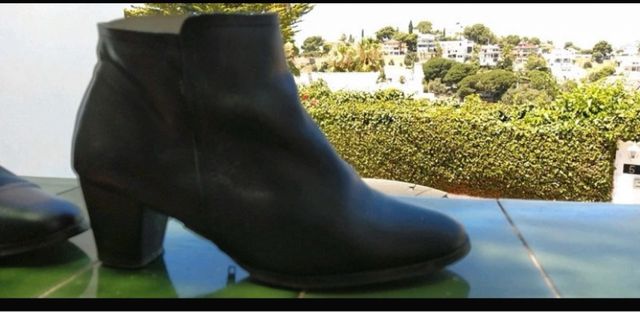 Botines de piel negros