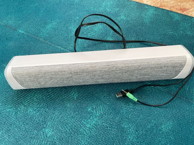 Barra de altavoz Niye gris y blanco.