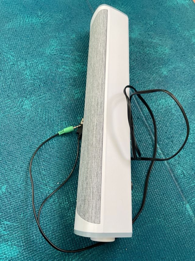 Barra de altavoz Niye gris y blanco.