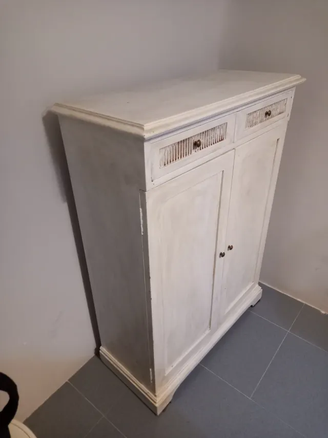 Zapatero de madera y ratán