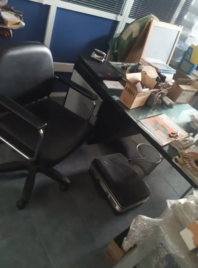 Mesa de oficina y archivador metálico