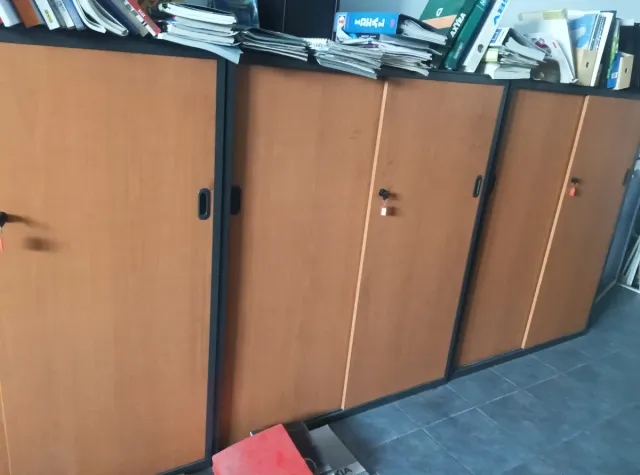 Mesa de oficina y archivador metálico