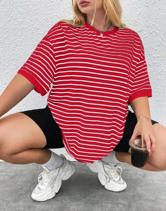 Camiseta de rayas rojas y blancas