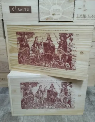 2 grandi scatole in legno con coperchio scorrevole.