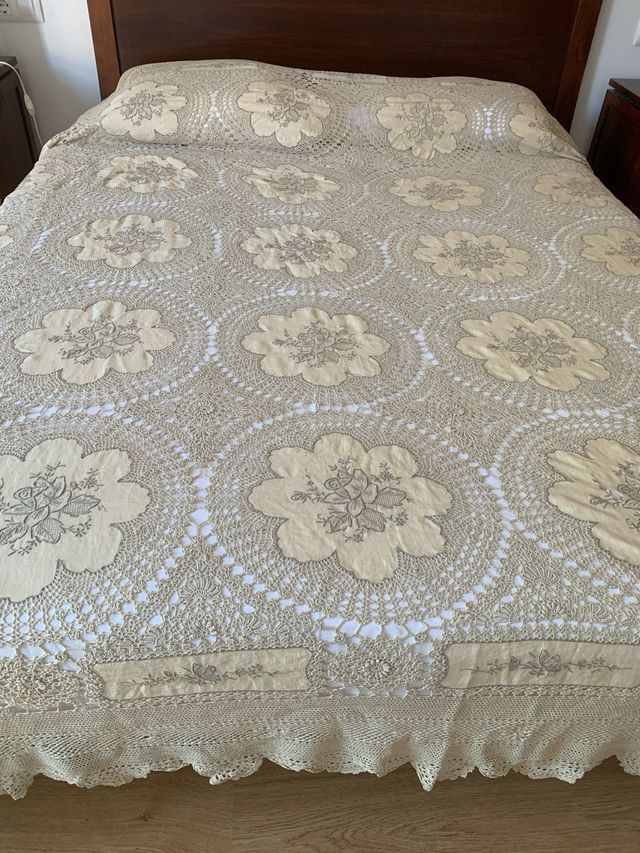 Colcha de ganchillo beige para cama