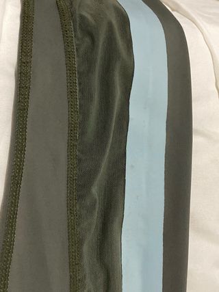 Mallas deportivas grises y azules