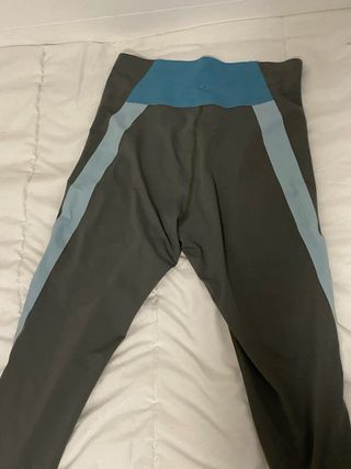 Mallas deportivas grises y azules