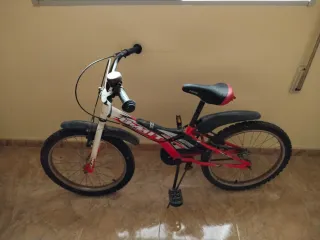 Bicicleta infantil roja y blanca