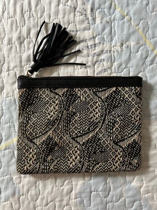 Cartera de rafia beige y negra