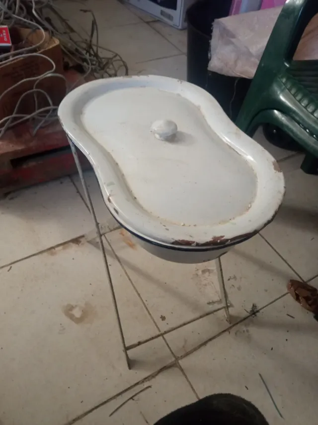 Lavabo  antiguo de metal esmaltado