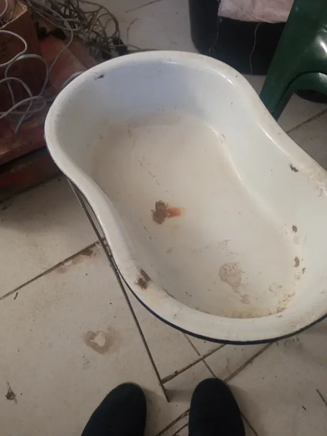 Lavabo  antiguo de metal esmaltado