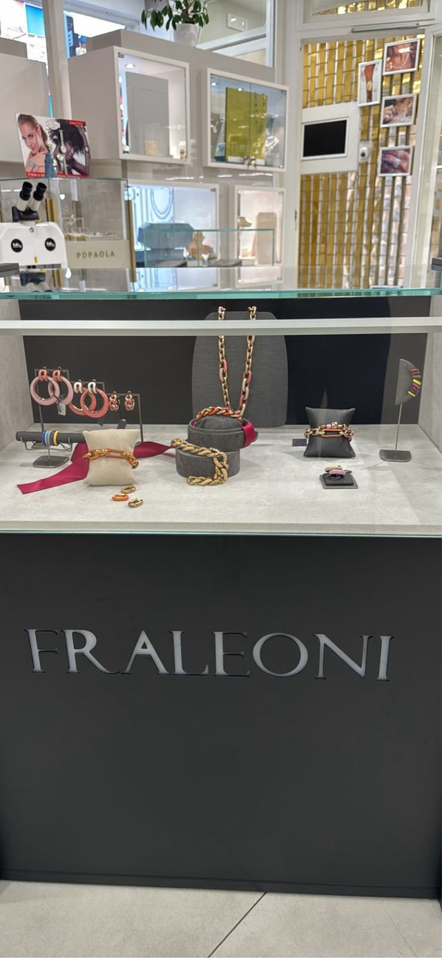 Mobile espositivo nero con vetrina