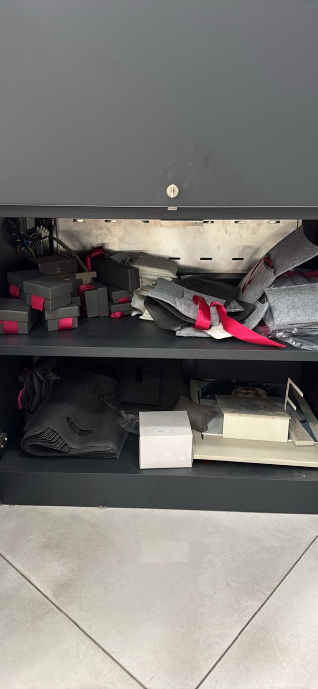 Mobile espositivo nero con vetrina