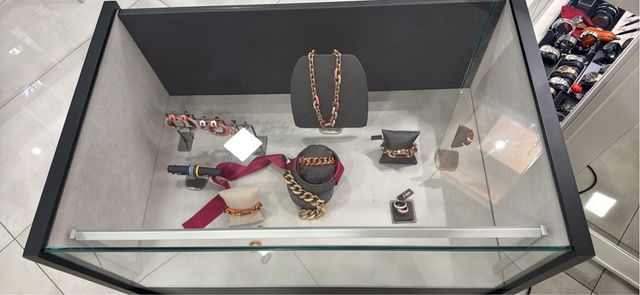 Mobile espositivo nero con vetrina