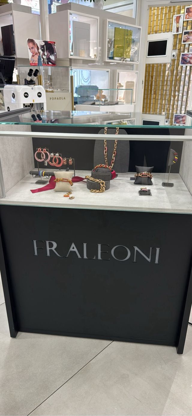 Mobile espositivo nero con vetrina