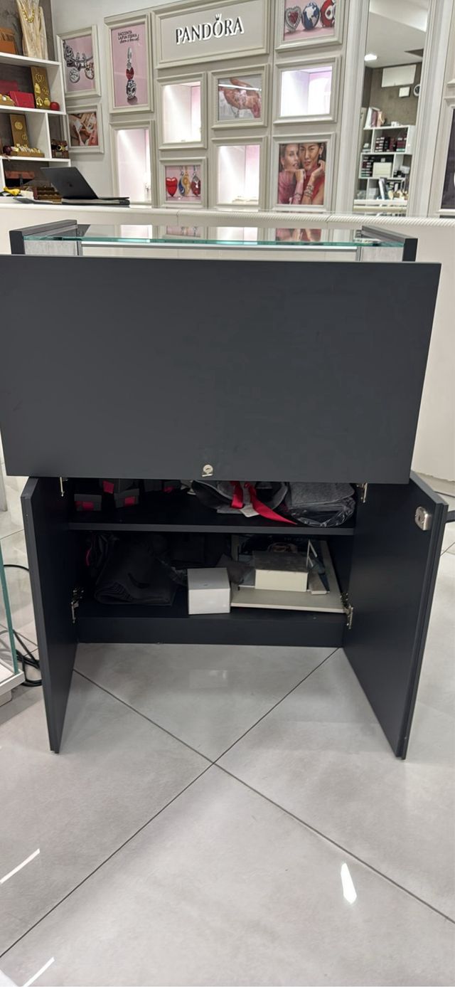 Mobile espositivo nero con vetrina