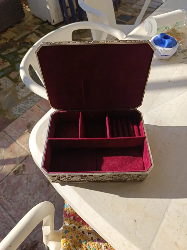 Joyero antiguo con diseño floral