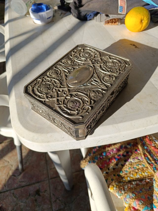 Joyero antiguo con diseño floral