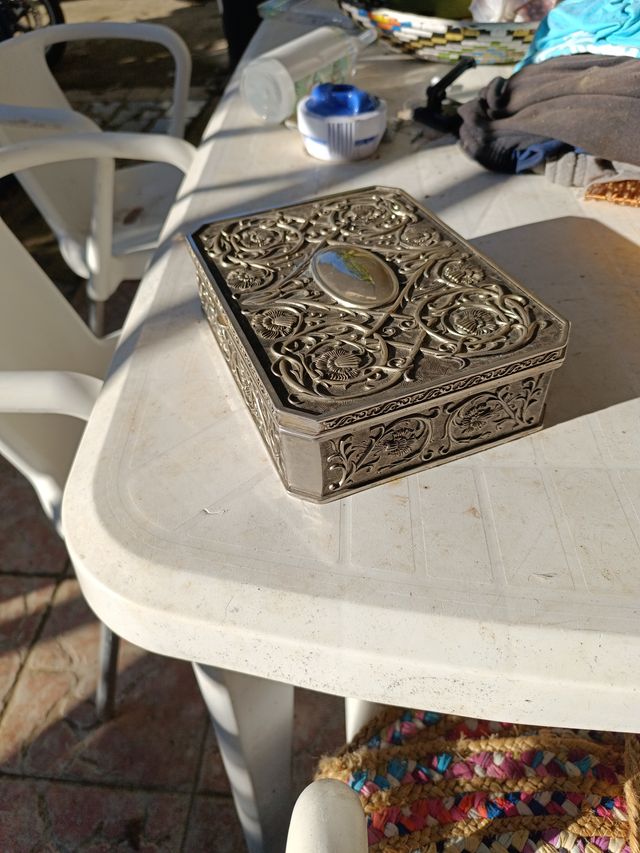 Joyero antiguo con diseño floral