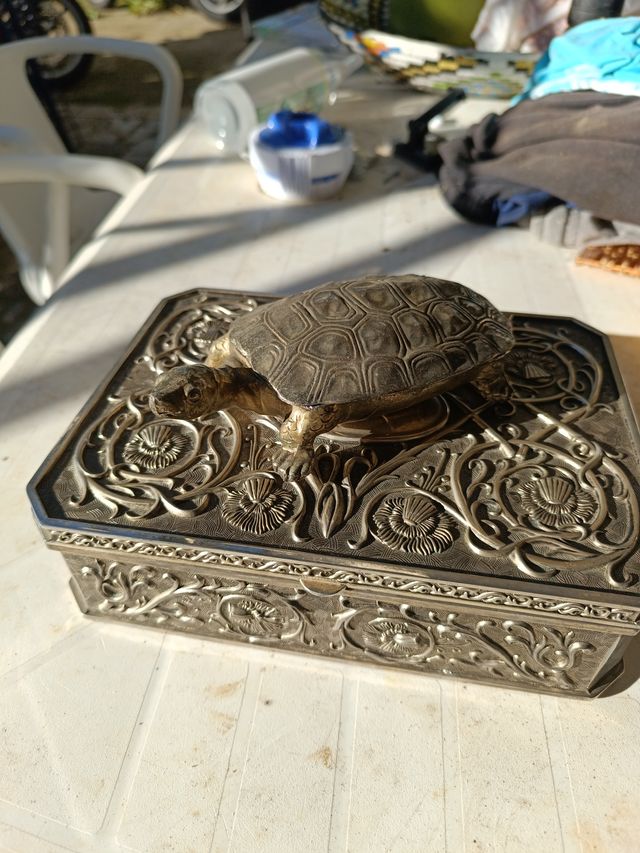 Joyero antiguo con diseño floral