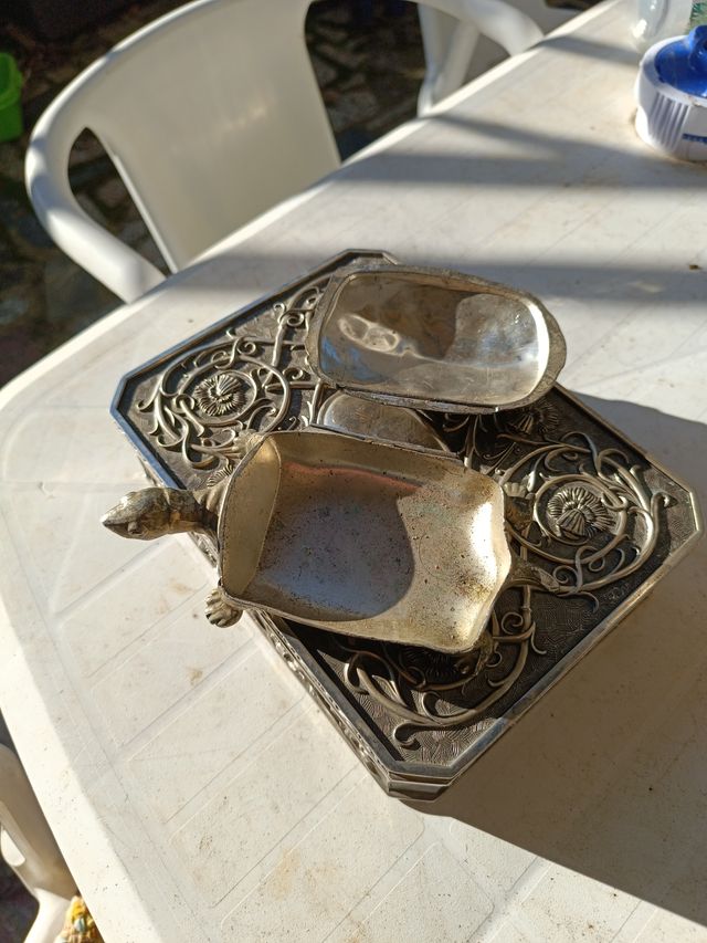 Joyero antiguo con diseño floral