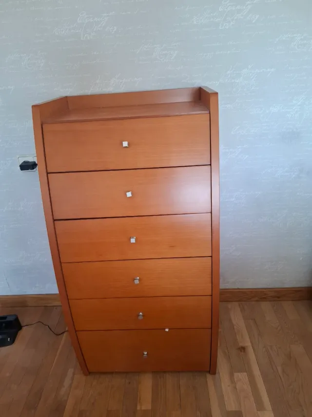 Cómoda de madera con 5 cajones
