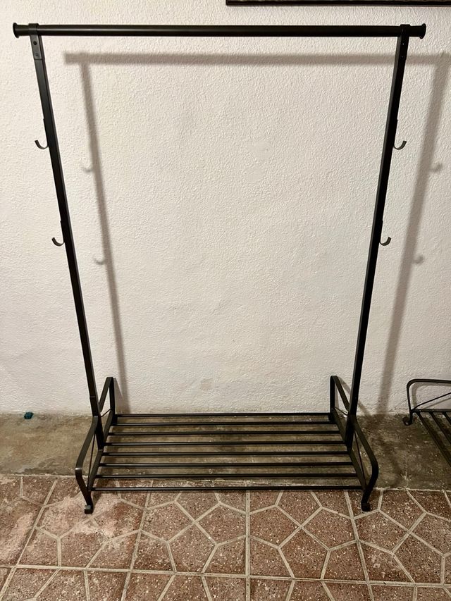 Perchero Metálico Negro con Estante