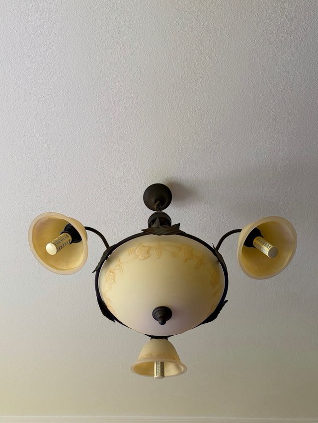 Lámparas de techo beige y marrón