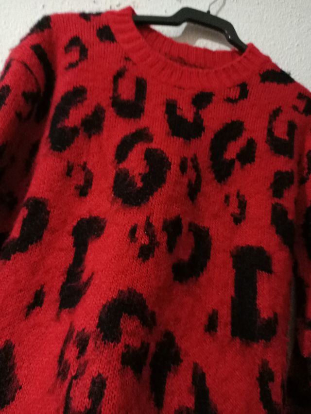 Jersey rojo estampado leopardo