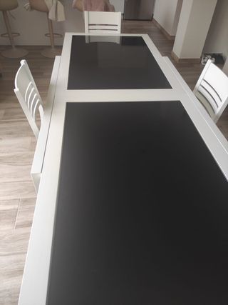 Mesa extensible cristal y 4 sillas