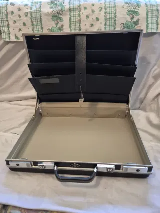 Maletín Rígido Negro y Plateado