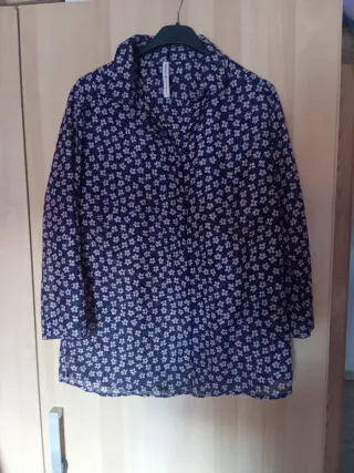 Blusa floral azul y rosa Talla M