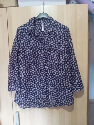 Blusa floral azul y rosa Talla M